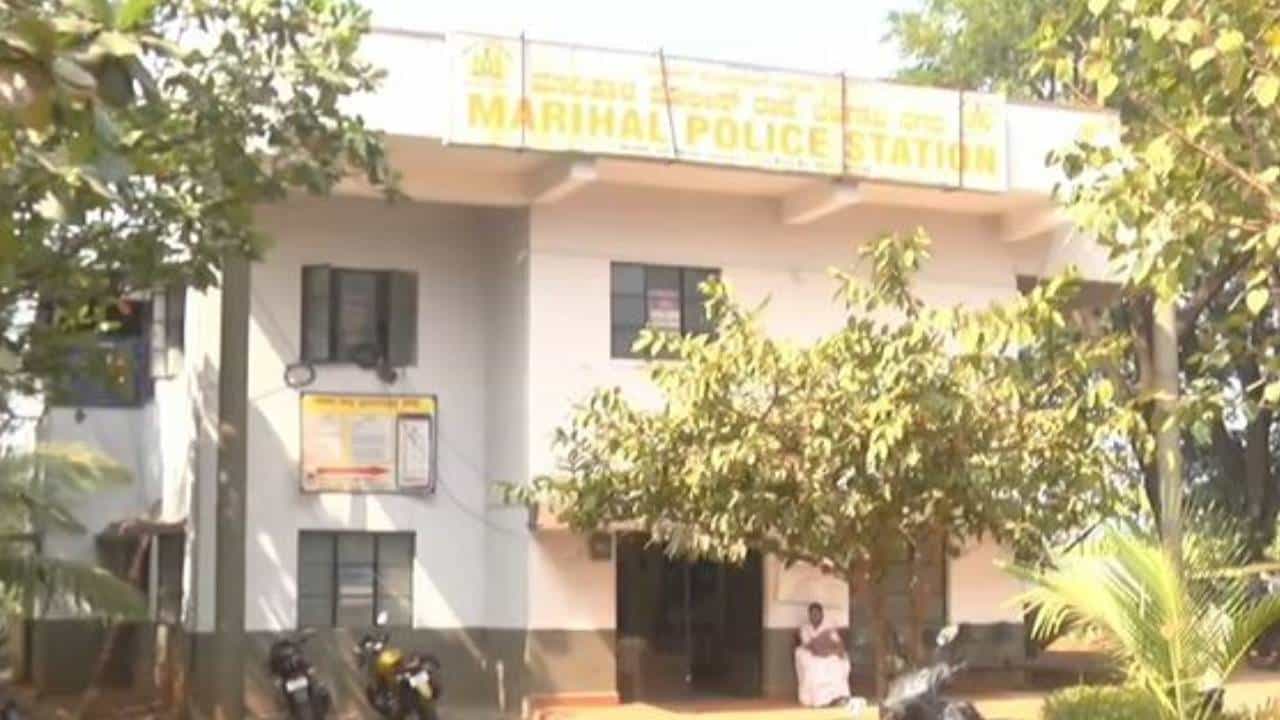 ಪರಸ್ತ್ರೀ ಜತೆ ಓಡಿಹೋದ ಪತಿ: ಠಾಣೆ ಮುಂದೆ ಕುಳಿತು ಕಣ್ಣೀರಿಟ್ಟ ಗ್ರಾಮ ಪಂಚಾಯಿತಿ ಸದಸ್ಯೆ ಪರಸ್ತ್ರೀ ಜತೆ ಓಡಿಹೋದ ಪತಿ: ಠಾಣೆ ಮುಂದೆ ಕುಳಿತು ಕಣ್ಣೀರಿಟ್ಟ ಗ್ರಾಮ ಪಂಚಾಯಿತಿ ಸದಸ್ಯೆ