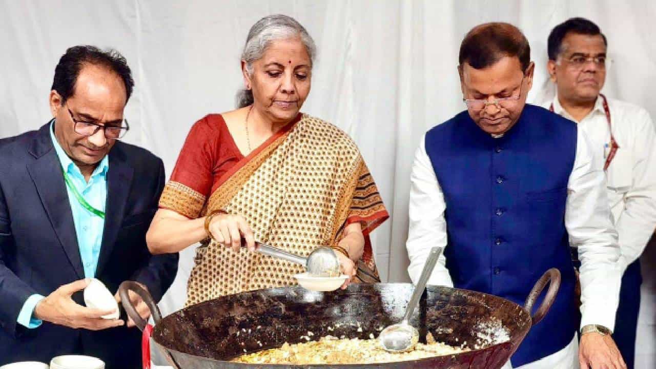 ಬಜೆಟ್ಗೆ ದಿನಗಣನೆ; ನಿರ್ಮಲಾ ಸೀತಾರಾಮನ್ರಿಂದ ಹಲ್ವಾ ಕಾರ್ಯಕ್ರಮ; ಏನಿದರ ವಿಶೇಷತೆ? ಬಜೆಟ್ಗೆ ದಿನಗಣನೆ; ನಿರ್ಮಲಾ ಸೀತಾರಾಮನ್ರಿಂದ ಹಲ್ವಾ ಕಾರ್ಯಕ್ರಮ; ಏನಿದರ ವಿಶೇಷತೆ?
