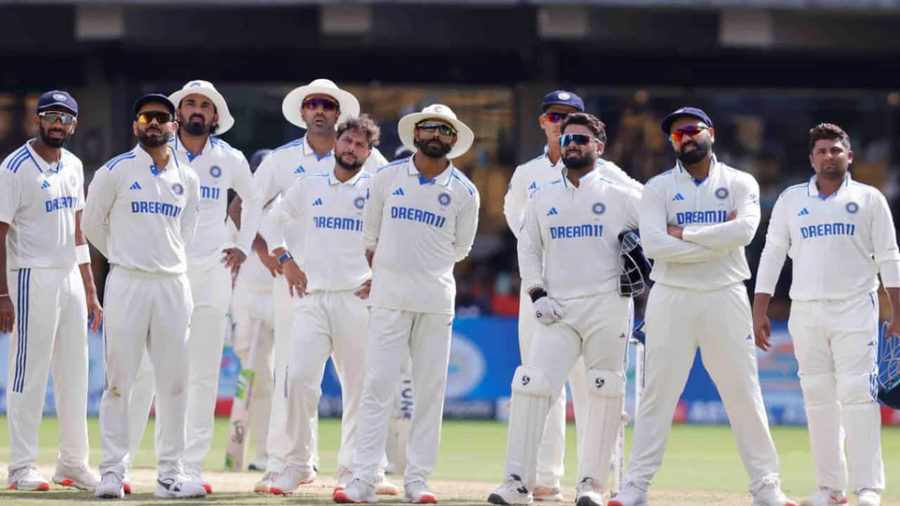 ಬಾರ್ಡರ್ ಗವಾಸ್ಕರ್ ಟ್ರೋಫಿಯಲ್ಲಿ ಟೀಂ ಇಂಡಿಯಾದ ಹೀನಾಯ ಸೋಲಿನ ನಂತರ, ಕ್ರಿಕೆಟ್ ದಿಗ್ಗಜರು ಭಾರತೀಯ ಆಟಗಾರರಿಗೆ ದೇಶೀಯ ಕ್ರಿಕೆಟ್ ಆಡಲು ಸಲಹೆ ನೀಡಿದ್ದರು. ಇತ್ತೀಚೆಗೆ, ಪರಿಶೀಲನಾ ಸಭೆಯ ನಂತರ, ಬಿಸಿಸಿಐ ಕೂಡ ತಂಡದ ಆಟಗಾರರು ದೇಶೀಯ ಕ್ರಿಕೆಟ್ ಆಡುವುದನ್ನು ಕಡ್ಡಾಯಗೊಳಿಸಿತ್ತು. ಆ ಪ್ರಕಾರ ಶೀಘ್ರದಲ್ಲೇ ಆರಂಭವಾಗಲಿರುವ ರಣಜಿ ಟ್ರೋಫಿಯ ಎರಡನೇ ಸುತ್ತಿನಲ್ಲಿ ಭಾರತದ ಹಲವು ಸ್ಟಾರ್ ಆಟಗಾರರು ಕಾಣಿಸಿಕೊಳ್ಳಲಿದ್ದಾರೆ.