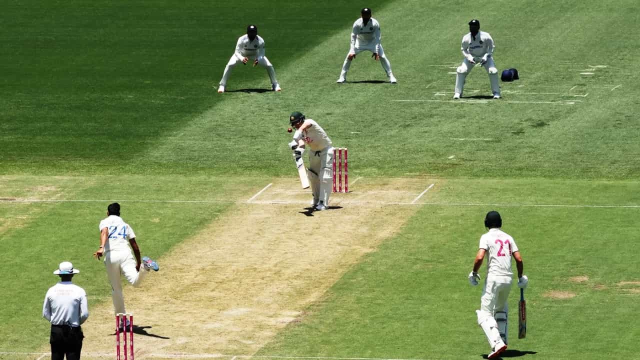 IND vs AUS: ಆಸ್ಟ್ರೇಲಿಯಾ ಆಲೌಟ್: ಟೀಮ್ ಇಂಡಿಯಾಗೆ 4 ರನ್ಗಳ ಮುನ್ನಡೆ IND vs AUS: ಆಸ್ಟ್ರೇಲಿಯಾ ಆಲೌಟ್: ಟೀಮ್ ಇಂಡಿಯಾಗೆ 4 ರನ್ಗಳ ಮುನ್ನಡೆ