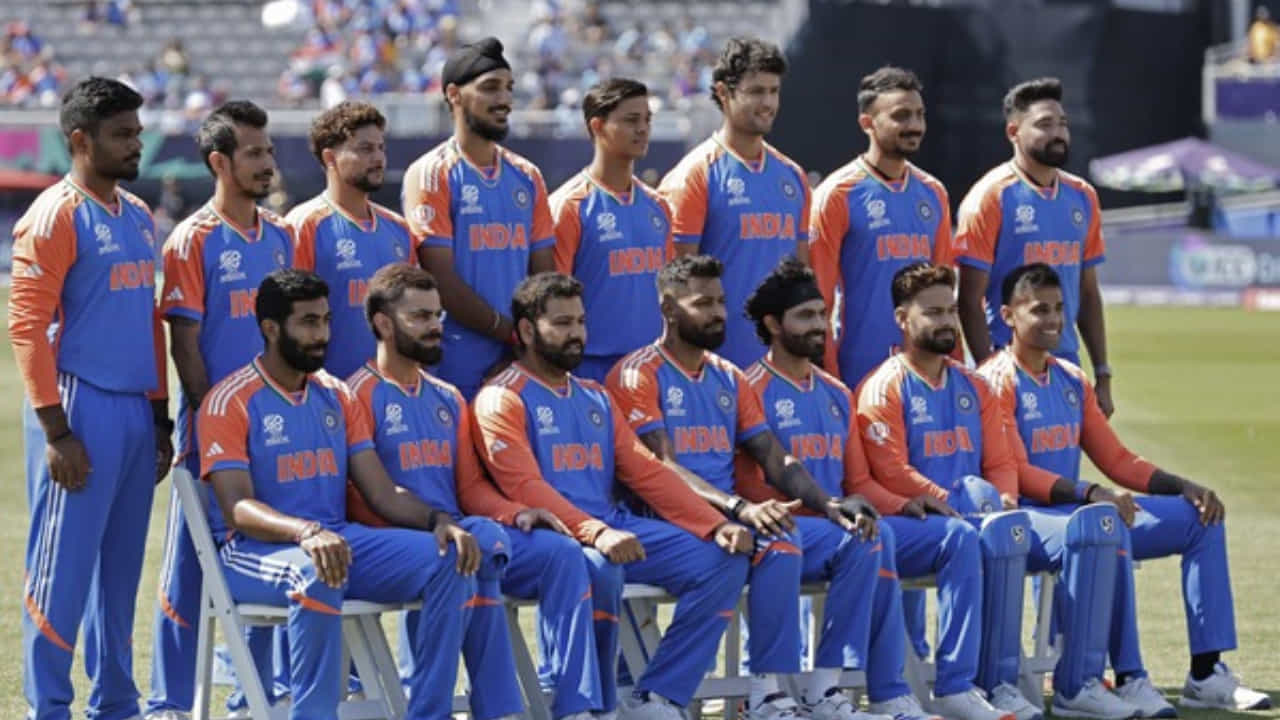 ಚಾಂಪಿಯನ್ಸ್ ಟ್ರೋಫಿ ಆರಂಭವಾಗಲು ಸುಮಾರು ಒಂದು ತಿಂಗಳು ಬಾಕಿ ಇದೆ. ಇದಕ್ಕೂ ಮುನ್ನ ಭಾರತ ತಂಡಕ್ಕೆ ಸಿದ್ಧಗೊಳ್ಳಲು ಒಂದೇ ಒಂದು ಅವಕಾಶವಿದ್ದು ಅದು ಇಂಗ್ಲೆಂಡ್ ವಿರುದ್ಧದ ಏಕದಿನ ಸರಣಿಯಾಗಿದೆ. ಈ ಸರಣಿಯಲ್ಲಿ ಅವಕಾಶ ಪಡೆಯುವ ಆಟಗಾರರು ಚಾಂಪಿಯನ್ಸ್ ಟ್ರೋಫಿಗೂ ತಂಡದಲ್ಲಿ ಸ್ಥಾನ ಪಡೆಯುವ ಸಾಧ್ಯತೆಗಳಿವೆ. ಆದರೆ ಈ ಸರಣಿಯಲ್ಲಿ ತಂಡದ ಐವರು 5 ಸ್ಟಾರ್ ಆಟಗಾರರಿಗೆ ಈಗಾಗಲೇ ಗೇಟ್ಪಾಸ್ ನೀಡಲಾಗಿದೆ.