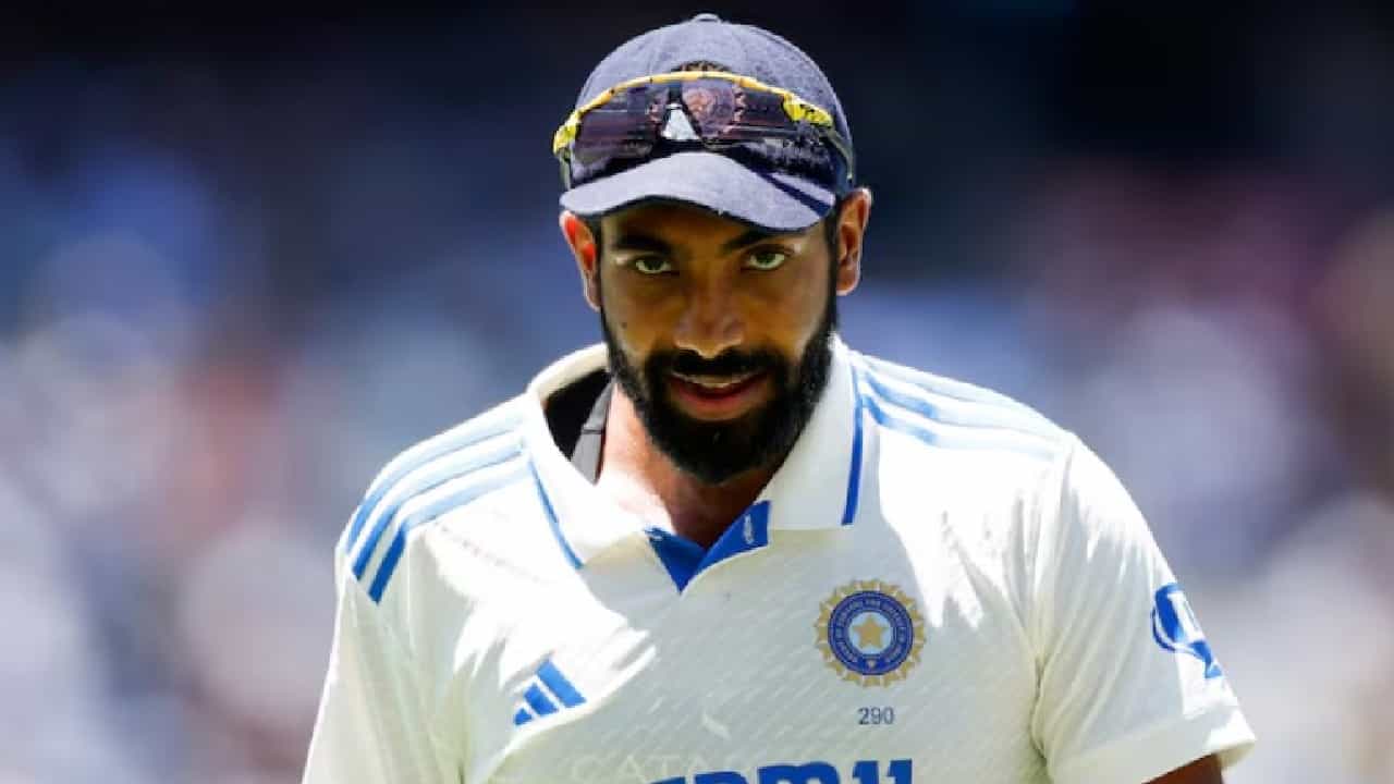 ಟೀಮ್ ಇಂಡಿಯಾ ನಾಯಕ ಜಸ್ಪ್ರೀತ್ ಬುಮ್ರಾ ಆಸ್ಟ್ರೇಲಿಯಾ ವಿರುದ್ಧದ 5ನೇ ಟೆಸ್ಟ್ ಪಂದ್ಯದ ನಡುವೆ ಮೈದಾನ ತೊರೆದಿದ್ದರು. ಸಿಡ್ನಿಯಲ್ಲಿ ನಡೆಯುತ್ತಿರುವ ಈ ಪಂದ್ಯದ 2ನೇ ದಿನದಾಟದ ಭೋಜನಾ ವಿರಾಮದ ಬಳಿಕ ಬುಮ್ರಾ ದಿಢೀರ್ ಆಗಿ ಡ್ರೆಸ್ಸಿಂಗ್ ರೂಮ್ಗೆ ಮರಳಿದ್ದರು.