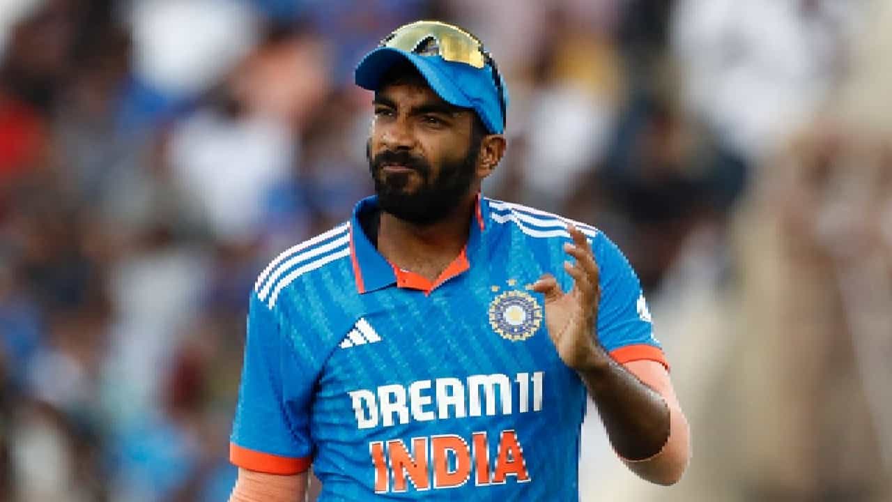 ಬಾರ್ಡರ್-ಗವಾಸ್ಕರ್ ಟೆಸ್ಟ್ ಸರಣಿಯ ಕೊನೆಯ ಪಂದ್ಯದ ವೇಳೆ ಬೆನ್ನು ನೋವಿನ ಸಮಸ್ಯೆಗೆ ಸಿಲುಕಿರುವ ಜಸ್ಪ್ರೀತ್ ಬುಮ್ರಾ ಮುಂಬರುವ ಚಾಂಪಿಯನ್ಸ್ ಟ್ರೋಫಿಯಲ್ಲೂ ಕಣಕ್ಕಿಳಿಯುವುದು ಅನುಮಾನ. ಏಕೆಂದರೆ ಬೆನ್ನಿನ ಸ್ನಾಯು ಸೆಳೆತದ ಸಮಸ್ಯೆಯಿಂದ ಬಳಲುತ್ತಿರುವ ಅವರು ಸಂಪೂರ್ಣ ಫಿಟ್ನೆಸ್ ಸಾಧಿಸಲು ಕನಿಷ್ಠ ಮೂರು ವಾರಗಳನ್ನು ತೆಗೆದುಕೊಳ್ಳಲಿದ್ದಾರೆ ಎಂದು ವರದಿಯಾಗಿದೆ.