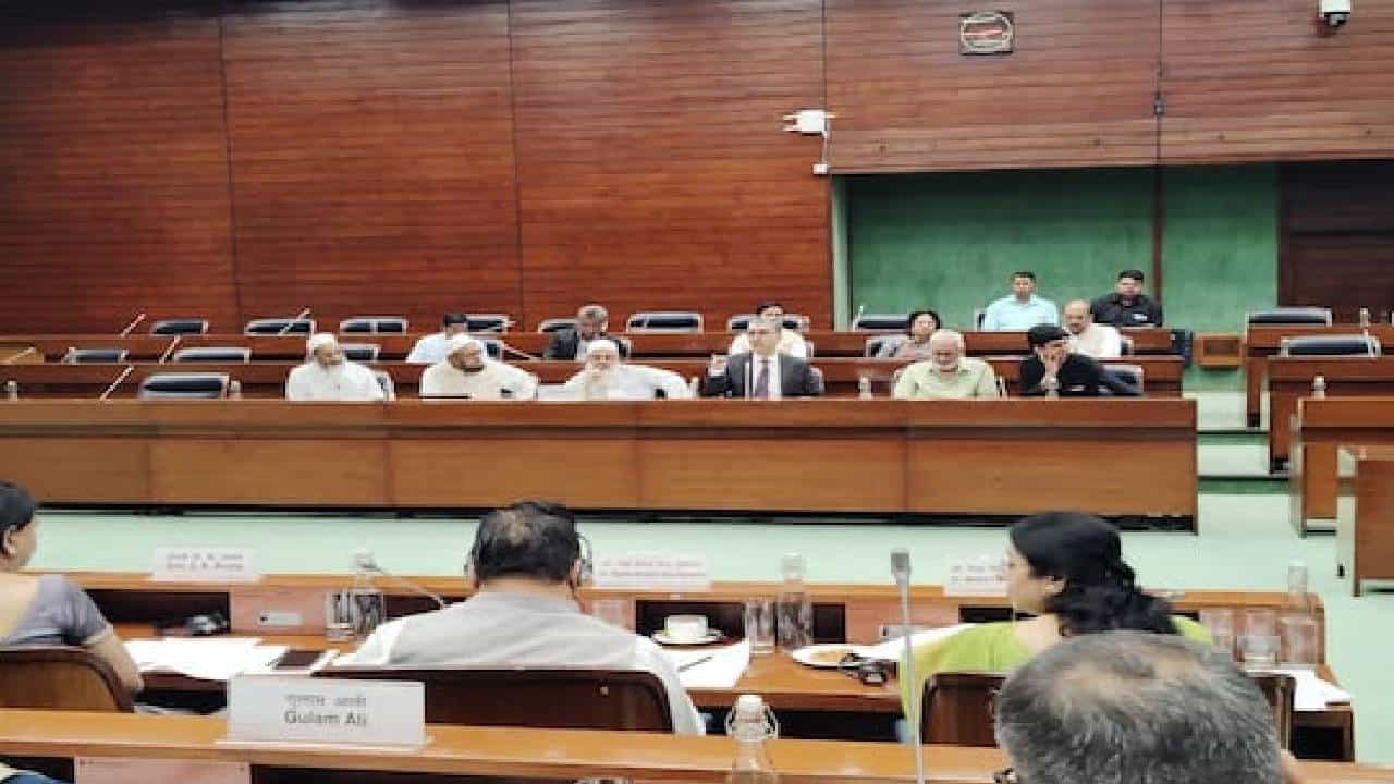 Waqf Bill: ವಕ್ಫ್ ತಿದ್ದುಪಡಿ ಮಸೂದೆಗೆ ಜೆಪಿಸಿ ಅನುಮೋದನೆ, ಎನ್ಡಿಎಯ 14 ತಿದ್ದುಪಡಿಗಳಿಗೆ ಅಂಗೀಕಾರ Waqf Bill: ವಕ್ಫ್ ತಿದ್ದುಪಡಿ ಮಸೂದೆಗೆ ಜೆಪಿಸಿ ಅನುಮೋದನೆ, ಎನ್ಡಿಎಯ 14 ತಿದ್ದುಪಡಿಗಳಿಗೆ ಅಂಗೀಕಾರ