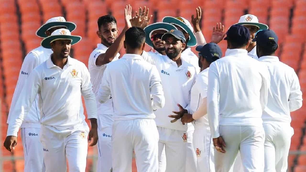 Ranji Trophy 2025: ಕನ್ನಡಿಗರ ಕರಾರುವಾಕ್ ದಾಳಿಗೆ ಎರಡಂಕಿ ಮೊತ್ತಕ್ಕೆ ಪಂಜಾಬ್ ಆಲೌಟ್ Ranji Trophy 2025: ಕನ್ನಡಿಗರ ಕರಾರುವಾಕ್ ದಾಳಿಗೆ ಎರಡಂಕಿ ಮೊತ್ತಕ್ಕೆ ಪಂಜಾಬ್ ಆಲೌಟ್