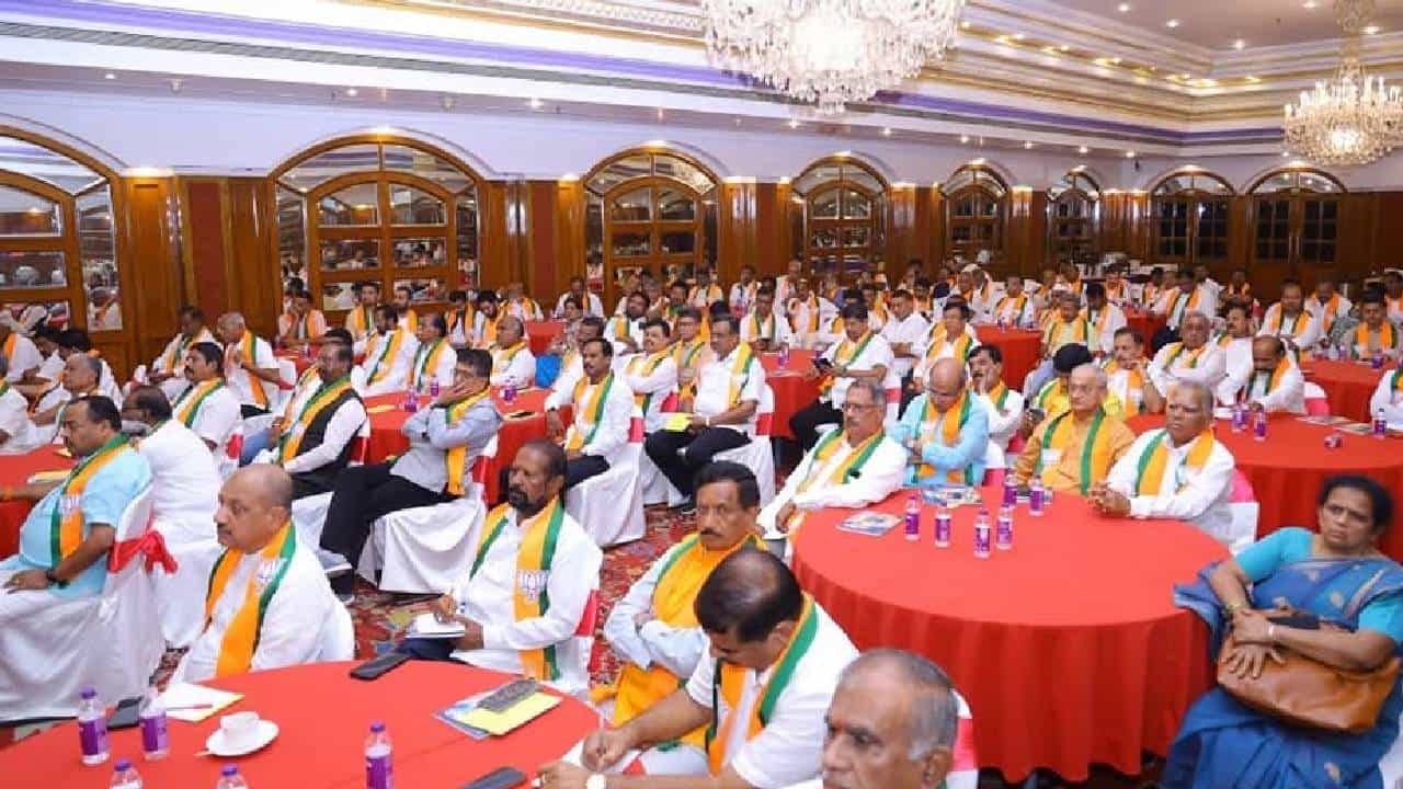 ಬಿಜೆಪಿಯಲ್ಲಿ ಬಣ ಕಿತ್ತಾಟ.. ವಿಜಯೇಂದ್ರ ಪರ ಸೋತವರ ಬ್ಯಾಟಿಂಗ್, ಸಭೆಯಲ್ಲಿ ಏನೇನಾಯ್ತು? ಬಿಜೆಪಿಯಲ್ಲಿ ಬಣ ಕಿತ್ತಾಟ.. ವಿಜಯೇಂದ್ರ ಪರ ಸೋತವರ ಬ್ಯಾಟಿಂಗ್, ಸಭೆಯಲ್ಲಿ ಏನೇನಾಯ್ತು?