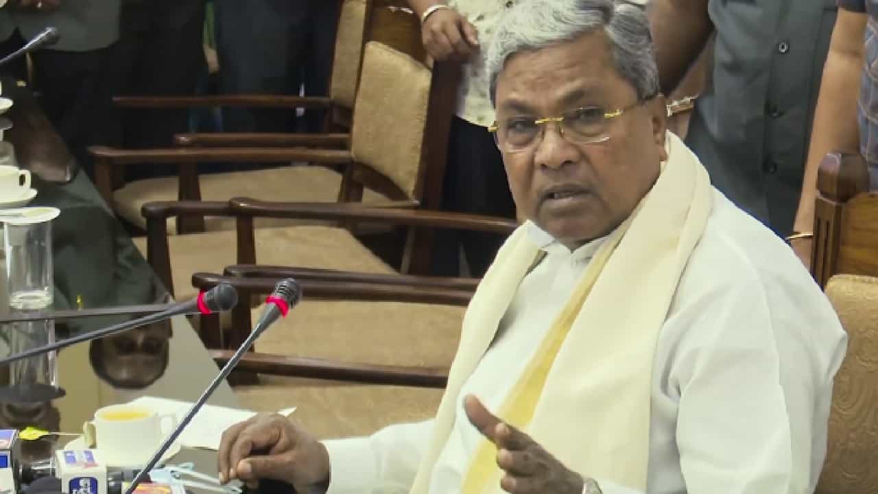 ಅನರ್ಹರ ಬಿಪಿಎಲ್ ಕಾರ್ಡ್ ರದ್ದು ಮಾಡಿ; ಸಿಎಂ ಸಿದ್ದರಾಮಯ್ಯ ಮಹತ್ವದ ಸೂಚನೆ ಅನರ್ಹರ ಬಿಪಿಎಲ್ ಕಾರ್ಡ್ ರದ್ದು ಮಾಡಿ; ಸಿಎಂ ಸಿದ್ದರಾಮಯ್ಯ ಮಹತ್ವದ ಸೂಚನೆ