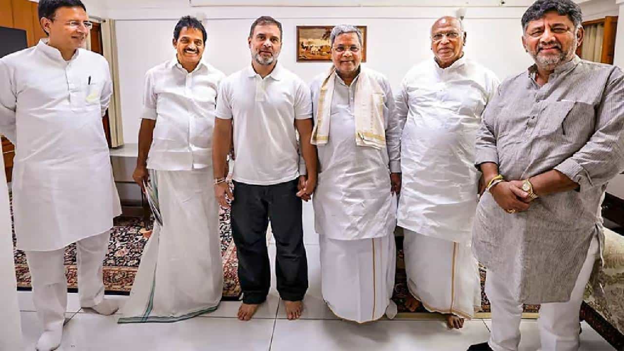 ಕಾಂಗ್ರೆಸ್ನಲ್ಲಿ ಮಹತ್ವದ ಬೆಳವಣಿಗೆ: ಕರ್ನಾಟಕದಲ್ಲಿ ಗರಿಗೆದರಿದ ರಾಜಕೀಯ ಕಾಂಗ್ರೆಸ್ನಲ್ಲಿ ಮಹತ್ವದ ಬೆಳವಣಿಗೆ: ಕರ್ನಾಟಕದಲ್ಲಿ ಗರಿಗೆದರಿದ ರಾಜಕೀಯ