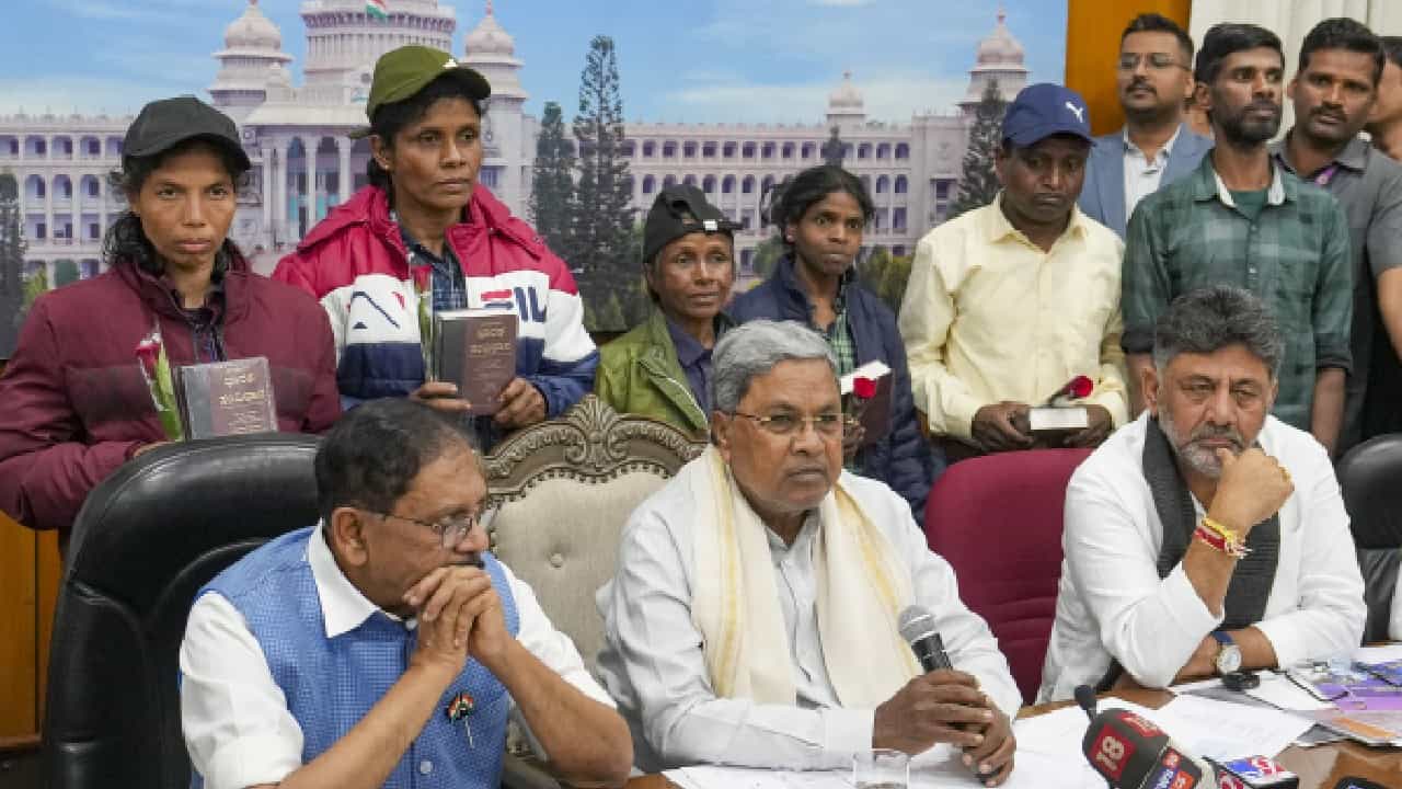 ಸಿಎಂ ಮುಂದೆ ಶರಣಾಗಿದ್ದ 6 ನಕ್ಸಲರ ಪೊಲೀಸ್ ಕಸ್ಟಡಿ ನಾಳೆ ಅಂತ್ಯ; ಮುಂದೇನು? ಸಿಎಂ ಮುಂದೆ ಶರಣಾಗಿದ್ದ 6 ನಕ್ಸಲರ ಪೊಲೀಸ್ ಕಸ್ಟಡಿ ನಾಳೆ ಅಂತ್ಯ; ಮುಂದೇನು?