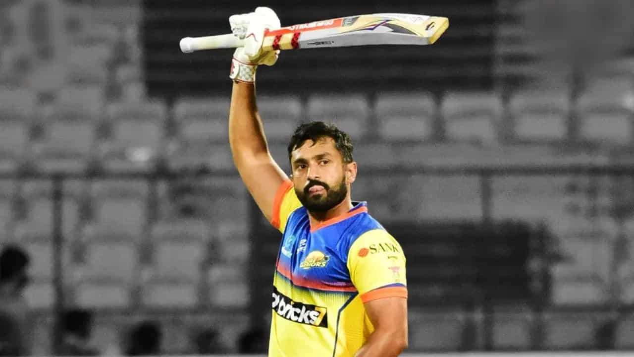 ದೇಶೀಯ ಅಂಗಳದ ಏಕದಿನ ಟೂರ್ನಿ ವಿಜಯ ಹಝಾರೆ ಟ್ರೋಫಿಗೆ ತೆರೆ ಬಿದ್ದಿದೆ. ಫೈನಲ್ ಪಂದ್ಯದಲ್ಲಿ ಕನ್ನಡಿಗ ಕರುಣ್ ನಾಯರ್ ಮುಂದಾಳತ್ವದ ವಿದರ್ಭ ತಂಡವನ್ನು ಮಣಿಸಿ ಕರ್ನಾಟಕ ತಂಡ ಚಾಂಪಿಯನ್ ಪಟ್ಟ ಅಲಂಕರಿಸಿದೆ. ಈ ಸೋಲಿನ ಹೊರತಾಗಿಯೂ ಇಡೀ ಟೂರ್ನಿಯಲ್ಲಿ ಭರ್ಜರಿ ಪ್ರದರ್ಶನ ನೀಡಿದ ಕರುಣ್ ನಾಯರ್ ಸರಣಿ ಶ್ರೇಷ್ಠ ಪ್ರಶಸ್ತಿಗೆ ಭಾಜನರಾಗಿದ್ದಾರೆ.