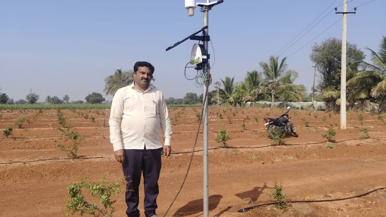 ಹವಾಮಾನ ಬದಲಾವಣೆಯಾಗುವುದರಿಂದ ವಿಶೇಷವಾಗಿ ತೋಟಗಾರಿಕೆ ಬೆಳೆಗಳಾದ ದಾಳಿಂಬೆ, ಮಾವು, ಬಾಳೆ ಸೇರಿದಂತೆ ಅನೇಕ ಬೆಳೆಗಳಿಗೆ ರೋಗಗಳು ಕೂಡಾ ಬರುತ್ತವೆ.  ಜೊತೆಗೆ ಯಾವ ಬೆಳೆಗೆ ಯಾವಾಗ ಎಷ್ಟು ನೀರಬಿಡಬೇಕು, ಮುಂದೆ ಹವಾಮಾನ ಹೇಗಿದೆ ಎಂಬುದು ರೈತರಿಗೆ ಗೊತ್ತಾಗುವುದಿಲ್ಲ. ಅನೇಕ ಸಲ ಅವಶ್ಯಕತೆಗಿಂತ ಹೆಚ್ಚು ನೀರು ಬಿಟ್ಟರೆ, ಅನೇಕ ಸಲ ನೀರನ್ನೇ ಬಿಡುವುದಿಲ್ಲ. ಗೊಬ್ಬರ ಹಾಕುವಾಗ ಕೂಡಾ ಹೆಚ್ಚುಕಡಿಮೆ ಹಾಕುವುದರಿಂದ ಬೆಳೆಗಳ ಮೇಲೆ ದುಷ್ಪರಿಣಾಮವಾಗುತ್ತದೆ. ಇನ್ನು ಬೆಳೆಗಳಿಗೆ ಬರುವ ರೋಗಗಳ ಬಗ್ಗೆ ಕೂಡಾ ಗಮನಹರಿಸೋದಿಲ್ಲ. ಹೀಗಾಗಿ ನಿರೀಕ್ಷಿತ ಫಸಲು ಬಾರದಂತಾಗುತ್ತದೆ. ಆದರೆ ಇದೆಲ್ಲವನ್ನು ತಪ್ಪಿಸುವ ಉದ್ದೇಶದಿಂದ ಇದೀಗ ರೈತರು ಎಐ ಟೆಕ್ನಾಲಜಿ ಬಳಕೆ ಮಾಡಿಕೊಂಡು, ತಮ್ಮ ಅನೇಕ ಸಮಸ್ಯೆಗಳಿಗೆ ಪರಿಹಾರ ಕಂಡುಕೊಳ್ಳಬಹುದಾಗಿದೆ.