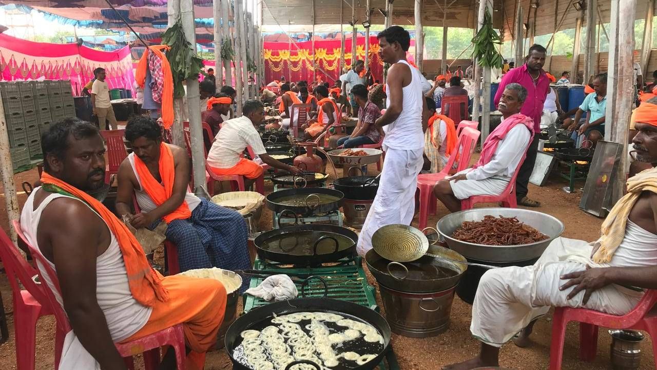 ರಾಯಚೂರು ಜಿಲ್ಲೆಯ ಸಿಂಧನೂರಿನ ವಿಜಯಕುಮಾರ್ ಹಾಗೂ ಗೆಳೆಯರ ಬಳಗದ ಹತ್ತು ಜನರ ತಂಡ ನಿರಂತರವಾಗಿ ಸಮಾಜ ಸೇವೆ ಕಾರ್ಯವನ್ನು ಮಾಡುತ್ತಿದ್ದು, ಪ್ರತಿ ವರ್ಷವೂ ಗವಿಸಿದ್ದೇಶ್ವರ ಜಾತ್ರಾ ಮಹೋತ್ಸವದಲ್ಲಿ ಸೇವೆ ಮಾಡಿಕೊಂಡು ಬರುತ್ತಿದ್ದಾರೆ. ಪ್ರತಿ ವರ್ಷದಂತೆ ಈ ವರ್ಷವೂ ಕೂಡ ಗೆಳೆಯರ ಬಳಗ ವಿಶೇಷವಾಗಿ ಮಹಾದಾಸೋಹಕ್ಕೆ ಸೇವೆಯನ್ನು ಸಲ್ಲಿಸುತ್ತಿದೆ. 