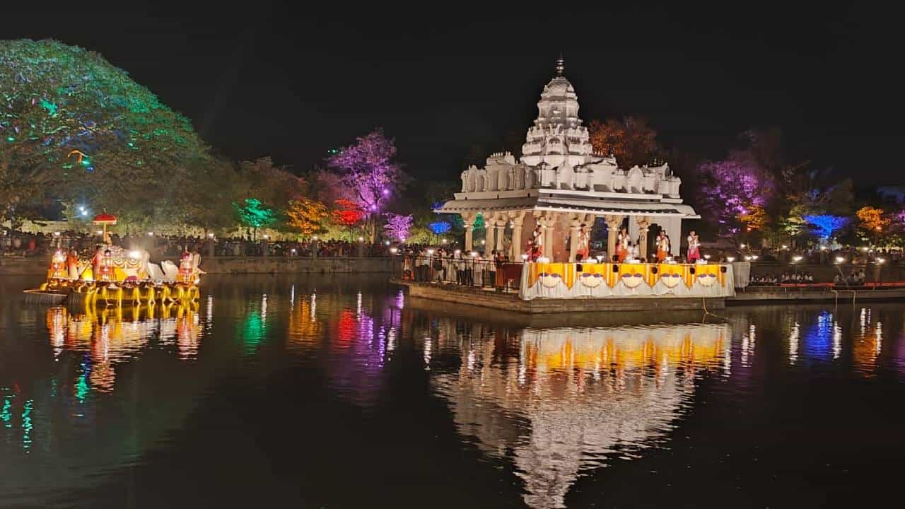 ಕೊಪ್ಪಳ ನಗರದಲ್ಲಿರುವ ಸುಪ್ರಸಿದ್ದ ಗವಿಮಠ, ತನ್ನ ವೈಚಾರಿಕ, ಜನಪರ ಕೆಲಸಗಳು, ದಾಸೋಹದಿಂದ ನಾಡಿನಲ್ಲಿ ದೊಡ್ಡ ಹೆಸರು ಮಾಡಿದೆ. ಗವಿಮಠದ 11 ಪೀಠಾದಿಪತಿಯಾಗಿದ್ದ ಗವಿಸಿದ್ದೇಶ್ವರರ ಸ್ಮರಣಾರ್ಥ ಪ್ರತಿವರ್ಷ ಅದ್ದೂರಿಯಾಗಿ ಜಾತ್ರೆಯನ್ನು ನಡೆಸಲಾಗುತ್ತದೆ.