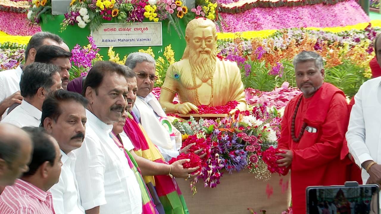 217ನೇ ಫಲಪುಷ್ಪ ಪ್ರದರ್ಶನಕ್ಕೆ ಮುಖ್ಯಮಂತ್ರಿ ಸಿದ್ಧರಾಮಯ್ಯ ಚಾಲನೆ ನೀಡಿದರು. ಹೂವಿನ ಲೋಕ ಕಣ್ತುಂಬಿಕೊಂಡ ಮುಖ್ಯಮಂತ್ರಿಗಳಿಗೆ ತೋಟಗಾರಿಕೆ ಸಚಿವ ಮಲ್ಲಿಕಾರ್ಜುನ, ಸಚಿವ ರಾಮಲಿಂಗರೆಡ್ಡಿ, ಸಚಿವ ಜಮೀರ್ ಅಹಮ್ಮದ್ ಖಾನ್​ ಸಾಥ್​ ನೀಡಿದರು. ವಾಲ್ಮೀಕಿ ಗುರುಪೀಠದ ಸ್ವಾಮೀಜಿ ಪ್ರಸನ್ನಾನಂದ ಸ್ವಾಮೀಜಿ, ವಚನಾನಂದ ಸ್ವಾಮೀಜಿ ಇದ್ದರು.