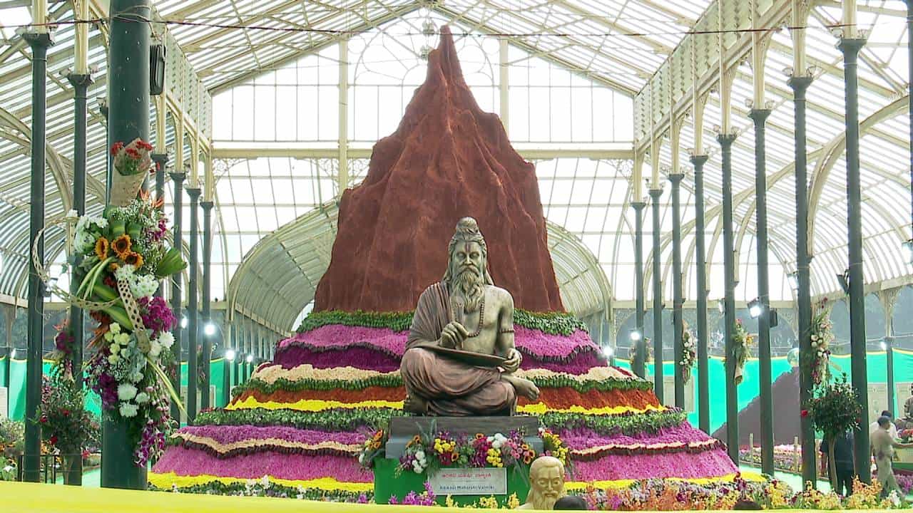 ಗಣರಾಜ್ಯೋತ್ಸವ ದಿನಾಚರಣೆ ಪ್ರಯುಕ್ತ ಬೆಂಗಳೂರಿನ ಸಸ್ಯಕಾಶಿ ಲಾಲ್ಬಾಗ್ನಲ್ಲಿ ಫಲಪುಷ್ಪ ಪ್ರದರ್ಶನ ನಡೆಯುತ್ತಿದೆ. ಈ ಬಾರಿಯ ಫಲಪುಷ್ಪ ಪ್ರದರ್ಶನ ಆದಿಕವಿ ಮಹರ್ಷಿ ವಾಲ್ಮೀಕಿ ವಿಷಯಾಧಾರಿತ ರಾಮಾಯಣದ ಕೆಲ ಸನ್ನಿವೇಶಗಳಲ್ಲಿ ಹೂವುಗಳಲ್ಲಿ ಅರಳಿದೆ.