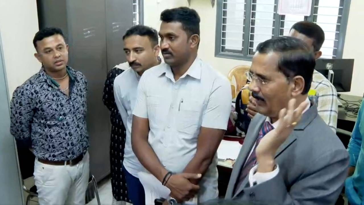 ಅಮ್ಮನ ಬದಲು ಮಗ ಕೆಲಸಕ್ಕೆ ಹಾಜರ್: ಲೋಕಾಯುಕ್ತ ದಾಳಿ ವೇಳೆ ಬಯಲು ಅಮ್ಮನ ಬದಲು ಮಗ ಕೆಲಸಕ್ಕೆ ಹಾಜರ್: ಲೋಕಾಯುಕ್ತ ದಾಳಿ ವೇಳೆ ಬಯಲು