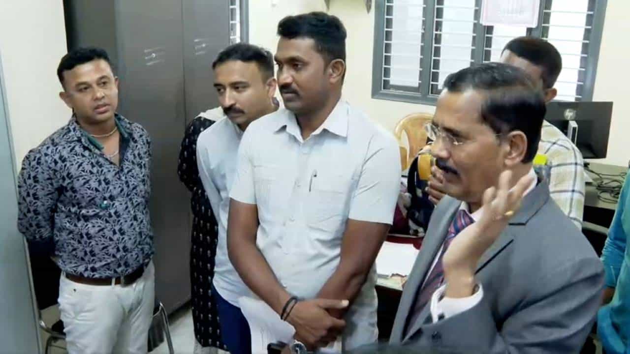 ಅಮ್ಮನ ಬದಲು ಮಗ ಕೆಲಸಕ್ಕೆ ಹಾಜರ್: ಲೋಕಾಯುಕ್ತ ದಾಳಿ ವೇಳೆ ಬಯಲು ಅಮ್ಮನ ಬದಲು ಮಗ ಕೆಲಸಕ್ಕೆ ಹಾಜರ್: ಲೋಕಾಯುಕ್ತ ದಾಳಿ ವೇಳೆ ಬಯಲು