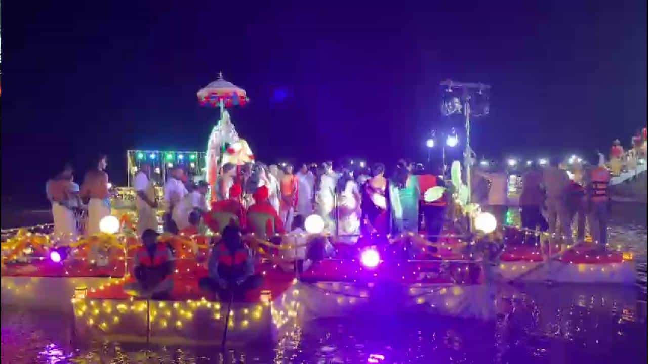 ಇತಿಹಾಸ ಪ್ರಸಿದ್ಧ ಮಧುಗಿರಿ ದಂಡಿನಮಾರಮ್ಮ ತೆಪ್ಪೋತ್ಸವ ಸಮಾರಂಭ ಅದ್ದೂರಿಯಾಗಿ ನೇರವೇರಿತು. 50 ವರ್ಷಗಳ ಬಳಿಕ ದೇವಿಯ ತೆಪ್ಪೋತ್ಸವ ಅದ್ದೂರಿಯಾಗಿ ನೆರವೇರಿತು. ದಂಡಿನಮಾರಮ್ಮ ದೇವಿ ಮಧುಗಿರಿ ಭಾಗವನ್ನು ಕಾಪಾಡುವ ಶಕ್ತಿ ದೇವತೆ. ದೇವತೆಯ ತೆಪ್ಪೋತ್ಸವ ನಡೆದು ಸುಮಾರು 50 ವರ್ಷವಾಗಿತ್ತು. ಅನೇಕ ಜನರು ತೆಪ್ಪೋತ್ಸವ ನಡೆದಿಲ್ಲ, ಈ ಬಾರಿ ನಡೆಸಬೇಕು ಎಂದು ಭಕ್ತರ ಒತ್ತಾಸೆಯಾಗಿತ್ತು.