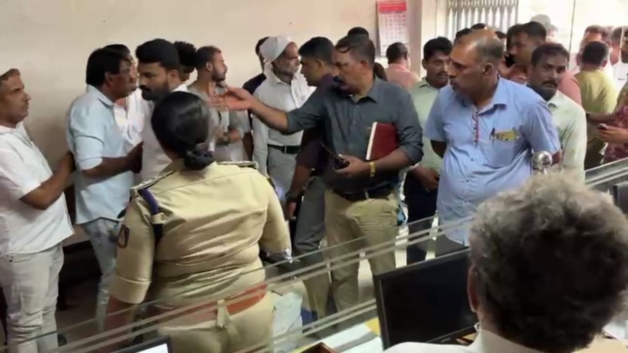 ಮಂಗಳೂರು: ಬೀದರ್ ಬಳಿಕ ಉಳ್ಳಾಲದಲ್ಲೂ ಹಾಡಹಗಲೇ ಬಂದೂಕು ತೋರಿಸಿ ಬ್ಯಾಂಕ್ ದರೋಡೆ ಮಂಗಳೂರು: ಬೀದರ್ ಬಳಿಕ ಉಳ್ಳಾಲದಲ್ಲೂ ಹಾಡಹಗಲೇ ಬಂದೂಕು ತೋರಿಸಿ ಬ್ಯಾಂಕ್ ದರೋಡೆ