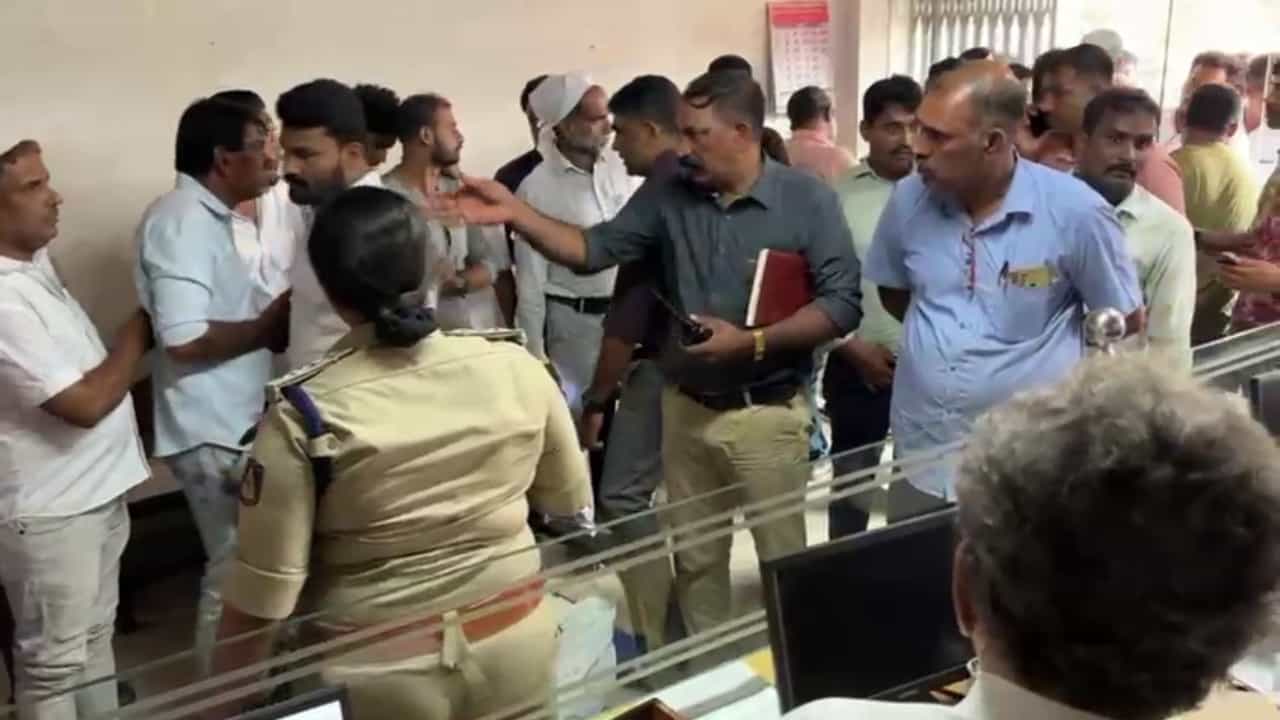 ಮಂಗಳೂರು: ಬೀದರ್ ಬಳಿಕ ಉಳ್ಳಾಲದಲ್ಲೂ ಹಾಡಹಗಲೇ ಬಂದೂಕು ತೋರಿಸಿ ಬ್ಯಾಂಕ್ ದರೋಡೆ ಮಂಗಳೂರು: ಬೀದರ್ ಬಳಿಕ ಉಳ್ಳಾಲದಲ್ಲೂ ಹಾಡಹಗಲೇ ಬಂದೂಕು ತೋರಿಸಿ ಬ್ಯಾಂಕ್ ದರೋಡೆ