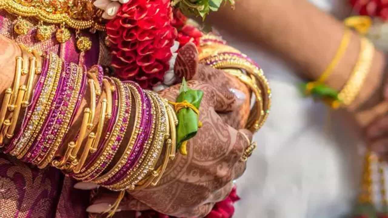 ಗಂಡನ ಮನೆ ಲೂಟಿ ಮಾಡಿ ಫೇಸ್ಬುಕ್ನಲ್ಲಿ ಪರಿಚಯವಾದವನೊಂದಿಗೆ ಓಡಿ ಹೋದ ಮಹಿಳೆ ಗಂಡನ ಮನೆ ಲೂಟಿ ಮಾಡಿ ಫೇಸ್ಬುಕ್ನಲ್ಲಿ ಪರಿಚಯವಾದವನೊಂದಿಗೆ ಓಡಿ ಹೋದ ಮಹಿಳೆ