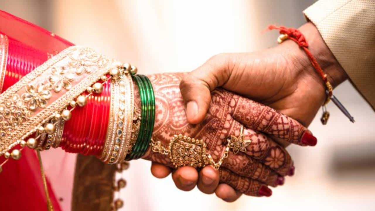ಕನ್ಯೆ ಸಿಗದ ಯುವ ರೈತರೇ ಇವರ ಟಾರ್ಗೆಟ್: ಉತ್ತರ ಕರ್ನಾಟಕದಲ್ಲಿ ಮದುವೆ ವಂಚನೆ ಜಾಲ? ಕನ್ಯೆ ಸಿಗದ ಯುವ ರೈತರೇ ಇವರ ಟಾರ್ಗೆಟ್: ಉತ್ತರ ಕರ್ನಾಟಕದಲ್ಲಿ ಮದುವೆ ವಂಚನೆ ಜಾಲ?