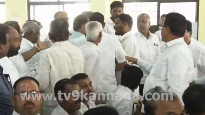 ಬೆಳಗಾವಿ: ಗಾಂಧಿ ಭಾರತ ಪೂರ್ವಭಾವಿ ಸಭೆಯಲ್ಲಿ ಸುರ್ಜೆವಾಲಾ ಮತ್ತು ಸತೀಶ್ ಬೆಂಬಲಿಗರ ನಡುವೆ ವಾಗ್ವಾದ ಬೆಳಗಾವಿ: ಗಾಂಧಿ ಭಾರತ ಪೂರ್ವಭಾವಿ ಸಭೆಯಲ್ಲಿ ಸುರ್ಜೆವಾಲಾ ಮತ್ತು ಸತೀಶ್ ಬೆಂಬಲಿಗರ ನಡುವೆ ವಾಗ್ವಾದ