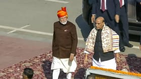 ಬಿಳಿ ಬಣ್ಣದ ಕುರ್ತಾ, ಕಾಫಿ ಬಣ್ಣದ ಜಾಕೆಟ್​ನಲ್ಲಿ ಕಾಣಿಸಿಕೊಂಡ ಮೋದಿ