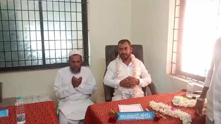 ಗ್ರಾ.ಪಂ. ಕಚೇರಿಯಲ್ಲಿ ಮುಸ್ಲಿಂ ಮೌಲ್ವಿ ಪ್ರಾರ್ಥನೆ ವಿಡಿಯೋ ವೈರಲ್: ಹಿಂದೂ ಸಂಘಟನೆಗಳಿಂದ ಅಕ್ರೋಶ ಗ್ರಾ.ಪಂ. ಕಚೇರಿಯಲ್ಲಿ ಮುಸ್ಲಿಂ ಮೌಲ್ವಿ ಪ್ರಾರ್ಥನೆ ವಿಡಿಯೋ ವೈರಲ್: ಹಿಂದೂ ಸಂಘಟನೆಗಳಿಂದ ಅಕ್ರೋಶ
