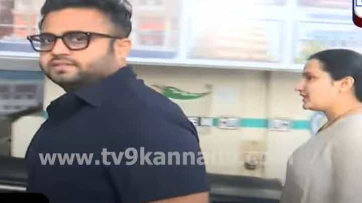 ಲಕ್ಷ್ಮಿ ಹೆಬ್ಬಾಳ್ಕರ್ ಮಾತಾಡಿಸಲು ಪತ್ನಿ ಡಾ ಹಿತಾಳೊಂದಿಗೆ ಆಸ್ಪತ್ರೆಗೆ ಬಂದ ಮಗ ಮೃಣಾಲ್ ಲಕ್ಷ್ಮಿ ಹೆಬ್ಬಾಳ್ಕರ್ ಮಾತಾಡಿಸಲು ಪತ್ನಿ ಡಾ ಹಿತಾಳೊಂದಿಗೆ ಆಸ್ಪತ್ರೆಗೆ ಬಂದ ಮಗ ಮೃಣಾಲ್