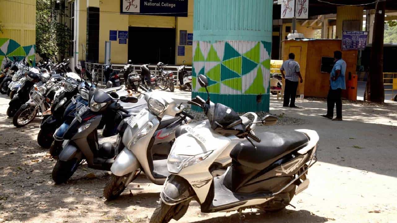 ನಮ್ಮ ಮೆಟ್ರೋ ನಿಲ್ದಾಣಗಳ ಪಾರ್ಕಿಂಗ್ನಲ್ಲಿ ದುಪ್ಪಟ್ಟು ಹಣ ವಸೂಲಿ, ಎಲ್ಲಿ ಹೆಚ್ಚಾಗಿದೆ ಇಲ್ಲಿದೆ ಮಾಹಿತಿ ನಮ್ಮ ಮೆಟ್ರೋ ನಿಲ್ದಾಣಗಳ ಪಾರ್ಕಿಂಗ್ನಲ್ಲಿ ದುಪ್ಪಟ್ಟು ಹಣ ವಸೂಲಿ, ಎಲ್ಲಿ ಹೆಚ್ಚಾಗಿದೆ ಇಲ್ಲಿದೆ ಮಾಹಿತಿ
