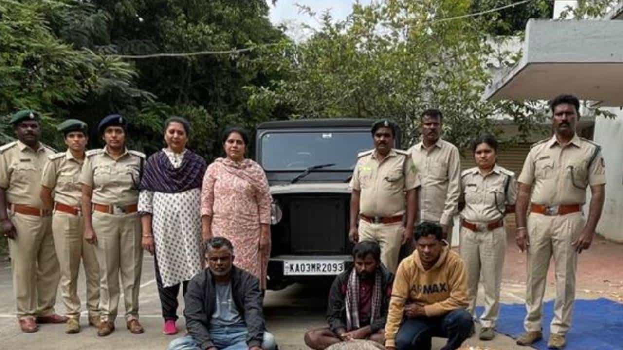 ರಿಯಲ್ ಎಸ್ಟೇಟ್ ಉದ್ಯಮಿಗಳ ಪಾರ್ಟಿಗೆ ಕಾಡು ಪ್ರಾಣಿಗಳು ಸಪ್ಲೈ: ಬೇಟೆಯಾಡುತ್ತಿದ್ದ ಮೂವರ ಬಂಧನ ರಿಯಲ್ ಎಸ್ಟೇಟ್ ಉದ್ಯಮಿಗಳ ಪಾರ್ಟಿಗೆ ಕಾಡು ಪ್ರಾಣಿಗಳು ಸಪ್ಲೈ: ಬೇಟೆಯಾಡುತ್ತಿದ್ದ ಮೂವರ ಬಂಧನ