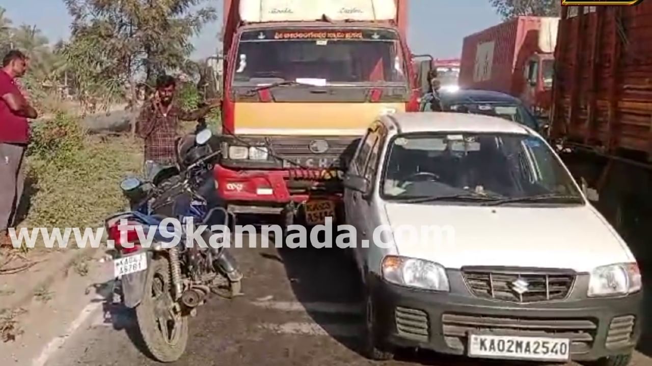 ನೆಲಮಂಗಲ: ಹೆದ್ದಾರಿಯಲ್ಲೇ ಕಾರು ಬೈಕ್ ನಿಲ್ಲಿಸಿ ರಂಪಾಟ, ಕಿಲೋಮೀಟರ್​ಗಟ್ಟಲೆ ಟ್ರಾಫಿಕ್ ಜಾಮ್