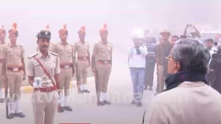 ಎಐಸಿಸಿ ನೂತನ ಉದ್ಘಾಟನೆ ಸಮಾರಂಭಕ್ಕೆ ತೆರಳುವ ಮೊದಲು ದೆಹಲಿಯಲ್ಲಿ ಪೊಲೀಸರಿಂದ ಗೌರವ ರಕ್ಷೆ ಸ್ವೀಕರಿಸಿದ ಸಿದ್ದರಾಮಯ್ಯ ಎಐಸಿಸಿ ನೂತನ ಉದ್ಘಾಟನೆ ಸಮಾರಂಭಕ್ಕೆ ತೆರಳುವ ಮೊದಲು ದೆಹಲಿಯಲ್ಲಿ ಪೊಲೀಸರಿಂದ ಗೌರವ ರಕ್ಷೆ ಸ್ವೀಕರಿಸಿದ ಸಿದ್ದರಾಮಯ್ಯ
