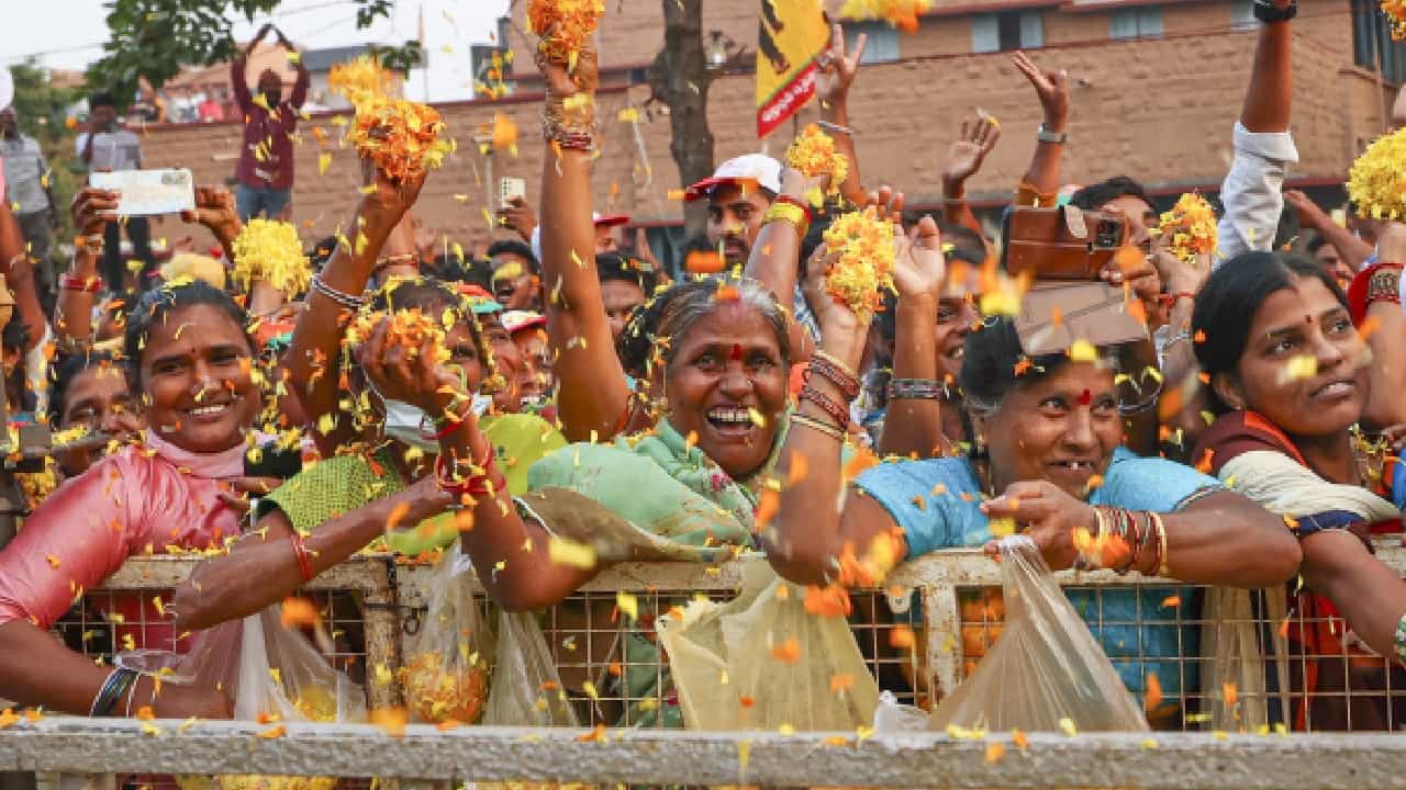 ವಿಶಾಖಪಟ್ಟಣದ ದಾರಿಯುದ್ಧಕ್ಕೂ ಮೋದಿಗೆ ಹೂವಿನ ಸುರಿಮಳೆ; ಮಹಿಳಾ ಅಭಿಮಾನಿಗಳ ಹರ್ಷೋದ್ಘಾರ ವಿಶಾಖಪಟ್ಟಣದ ದಾರಿಯುದ್ಧಕ್ಕೂ ಮೋದಿಗೆ ಹೂವಿನ ಸುರಿಮಳೆ; ಮಹಿಳಾ ಅಭಿಮಾನಿಗಳ ಹರ್ಷೋದ್ಘಾರ