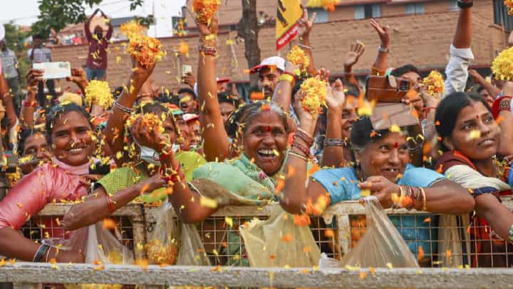 ವಿಶಾಖಪಟ್ಟಣದ ದಾರಿಯುದ್ಧಕ್ಕೂ ಮೋದಿಗೆ ಹೂವಿನ ಸುರಿಮಳೆ; ಮಹಿಳಾ ಅಭಿಮಾನಿಗಳ ಹರ್ಷೋದ್ಘಾರ ವಿಶಾಖಪಟ್ಟಣದ ದಾರಿಯುದ್ಧಕ್ಕೂ ಮೋದಿಗೆ ಹೂವಿನ ಸುರಿಮಳೆ; ಮಹಿಳಾ ಅಭಿಮಾನಿಗಳ ಹರ್ಷೋದ್ಘಾರ