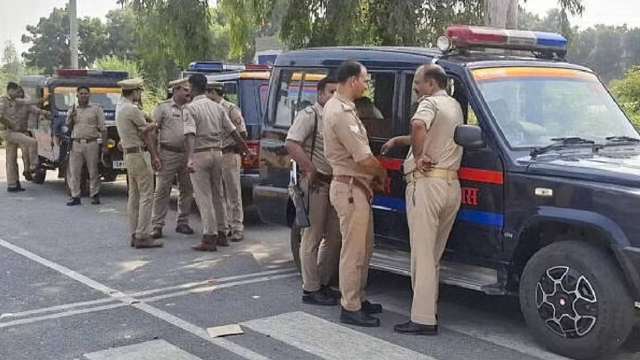 ಉತ್ತರ ಪ್ರದೇಶ: ದಂಪತಿ, ಮೂವರು ಹೆಣ್ಣು ಮಕ್ಕಳು ಸೇರಿ ಕುಟುಂಬದ ಐವರು ಶವವಾಗಿ ಪತ್ತೆ ಉತ್ತರ ಪ್ರದೇಶ: ದಂಪತಿ, ಮೂವರು ಹೆಣ್ಣು ಮಕ್ಕಳು ಸೇರಿ ಕುಟುಂಬದ ಐವರು ಶವವಾಗಿ ಪತ್ತೆ