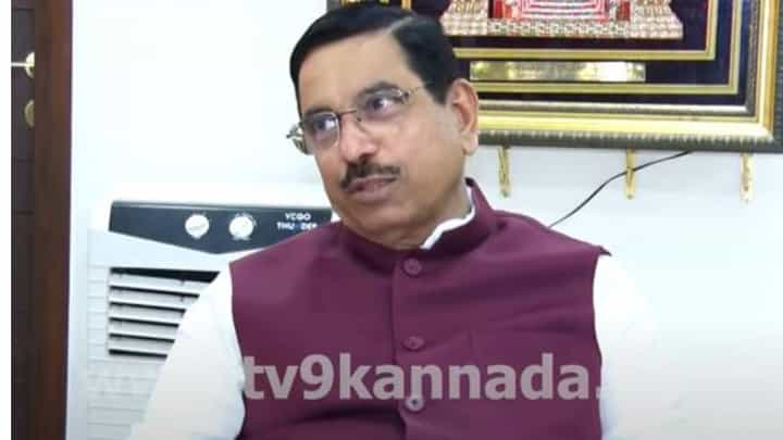 ಡಿಕೆ ಶಿವಕುಮಾರ್ ತನ್ನ ಶತ್ರುಗಳು ಯಾರೆನ್ನುವುದನ್ನು ಮೊದಲು ತಿಳಿಸಬೇಕು: ಪ್ರಲ್ಹಾದ್ ಜೋಶಿ ಡಿಕೆ ಶಿವಕುಮಾರ್ ತನ್ನ ಶತ್ರುಗಳು ಯಾರೆನ್ನುವುದನ್ನು ಮೊದಲು ತಿಳಿಸಬೇಕು: ಪ್ರಲ್ಹಾದ್ ಜೋಶಿ