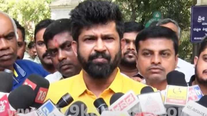 ಸಿದ್ದರಾಮಯ್ಯ ಹೊಸಪಕ್ಷಕ್ಕೆ ಹಸುವಿನ ಕೆಚ್ಚಲು ಕೊಯ್ಯುತ್ತಿರುವ ದೃಶ್ಯವೇ ಚಿಹ್ನೆಯಾಗಲಿದೆ: ಪ್ರತಾಪ್ ಸಿಂಹ ಸಿದ್ದರಾಮಯ್ಯ ಹೊಸಪಕ್ಷಕ್ಕೆ ಹಸುವಿನ ಕೆಚ್ಚಲು ಕೊಯ್ಯುತ್ತಿರುವ ದೃಶ್ಯವೇ ಚಿಹ್ನೆಯಾಗಲಿದೆ: ಪ್ರತಾಪ್ ಸಿಂಹ
