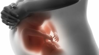 Video: ರೈಲಿನಿಂದ ಬೆಡ್​ಶೀಟ್​ಗಳ ಕದ್ದು ರೆಡ್​ಹ್ಯಾಂಡ್​ ಆಗಿ ಸಿಕ್ಕಿ ಬಿದ್ದ ಯುವತಿ