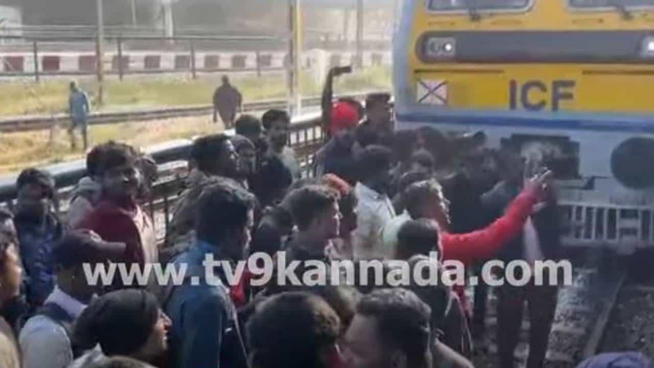 ಕೋಚ್ಗಳ ಸಂಖ್ಯೆ ಕಡಿಮೆ ಮಾಡಿದ್ದಕ್ಕೆ ಕೆಜಿಎಫ್-ಬೆಂಗಳೂರು ರೈಲನ್ನು ಬಂಗಾರಪೇಟೆಯಲ್ಲಿ ತಡೆದು ಪ್ರತಿಭಟನೆ ಕೋಚ್ಗಳ ಸಂಖ್ಯೆ ಕಡಿಮೆ ಮಾಡಿದ್ದಕ್ಕೆ ಕೆಜಿಎಫ್-ಬೆಂಗಳೂರು ರೈಲನ್ನು ಬಂಗಾರಪೇಟೆಯಲ್ಲಿ ತಡೆದು ಪ್ರತಿಭಟನೆ