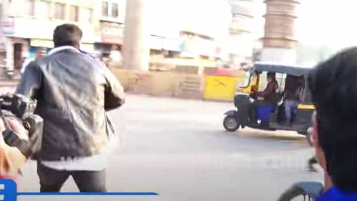 ಹುಬ್ಬಳ್ಳಿಯಲ್ಲಿ ರಸ್ತೆಗಿಳಿದ ಆಟೋರಿಕ್ಷಾ ಚಾಲಕನೊಬ್ಬ ಪ್ರತಿಭಟನೆಕಾರರಿಂದ ತಪ್ಪಿಸಿಕೊಂಡಿದ್ದೇ ಪವಾಡ ಹುಬ್ಬಳ್ಳಿಯಲ್ಲಿ ರಸ್ತೆಗಿಳಿದ ಆಟೋರಿಕ್ಷಾ ಚಾಲಕನೊಬ್ಬ ಪ್ರತಿಭಟನೆಕಾರರಿಂದ ತಪ್ಪಿಸಿಕೊಂಡಿದ್ದೇ ಪವಾಡ