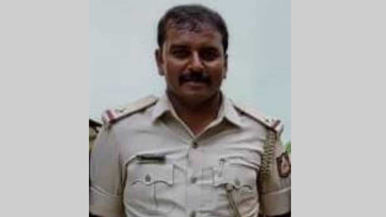 ಪೊಲೀಸ್ ಇಲಾಖೆಗೆ ನಕಲಿ ದಾಖಲೆಗಳು ನೀಡಿದ್ದ ಕೇಸ್: ಪಿಎಸ್ಐ ಅಮಾನತು ಪೊಲೀಸ್ ಇಲಾಖೆಗೆ ನಕಲಿ ದಾಖಲೆಗಳು ನೀಡಿದ್ದ ಕೇಸ್: ಪಿಎಸ್ಐ ಅಮಾನತು