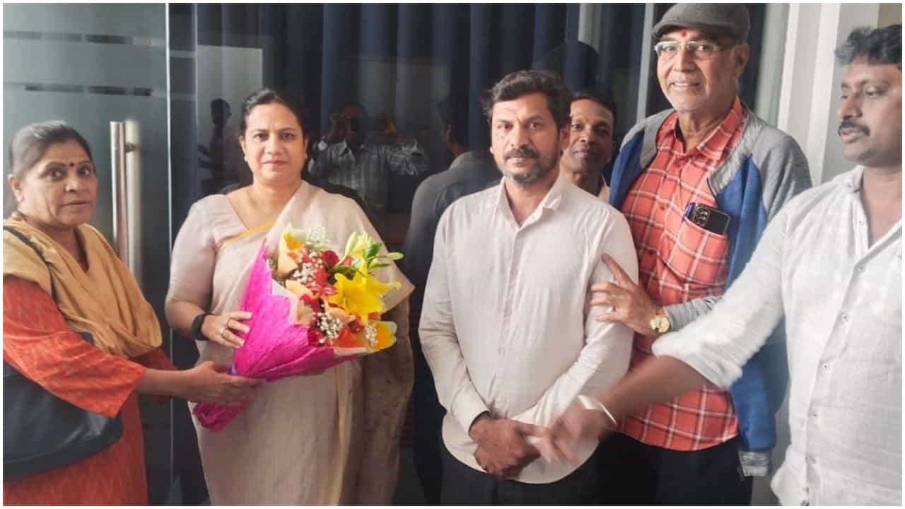 ಅಪ್ಪು ಅಭಿಮಾನಿ ಕಥೆ ಇರುವ ‘ಪುನೀತ್ ನಿವಾಸ’ ಸಿನಿಮಾಗೆ ಅಶ್ವಿನಿ ಹಾರೈಕೆ ಅಪ್ಪು ಅಭಿಮಾನಿ ಕಥೆ ಇರುವ ‘ಪುನೀತ್ ನಿವಾಸ’ ಸಿನಿಮಾಗೆ ಅಶ್ವಿನಿ ಹಾರೈಕೆ