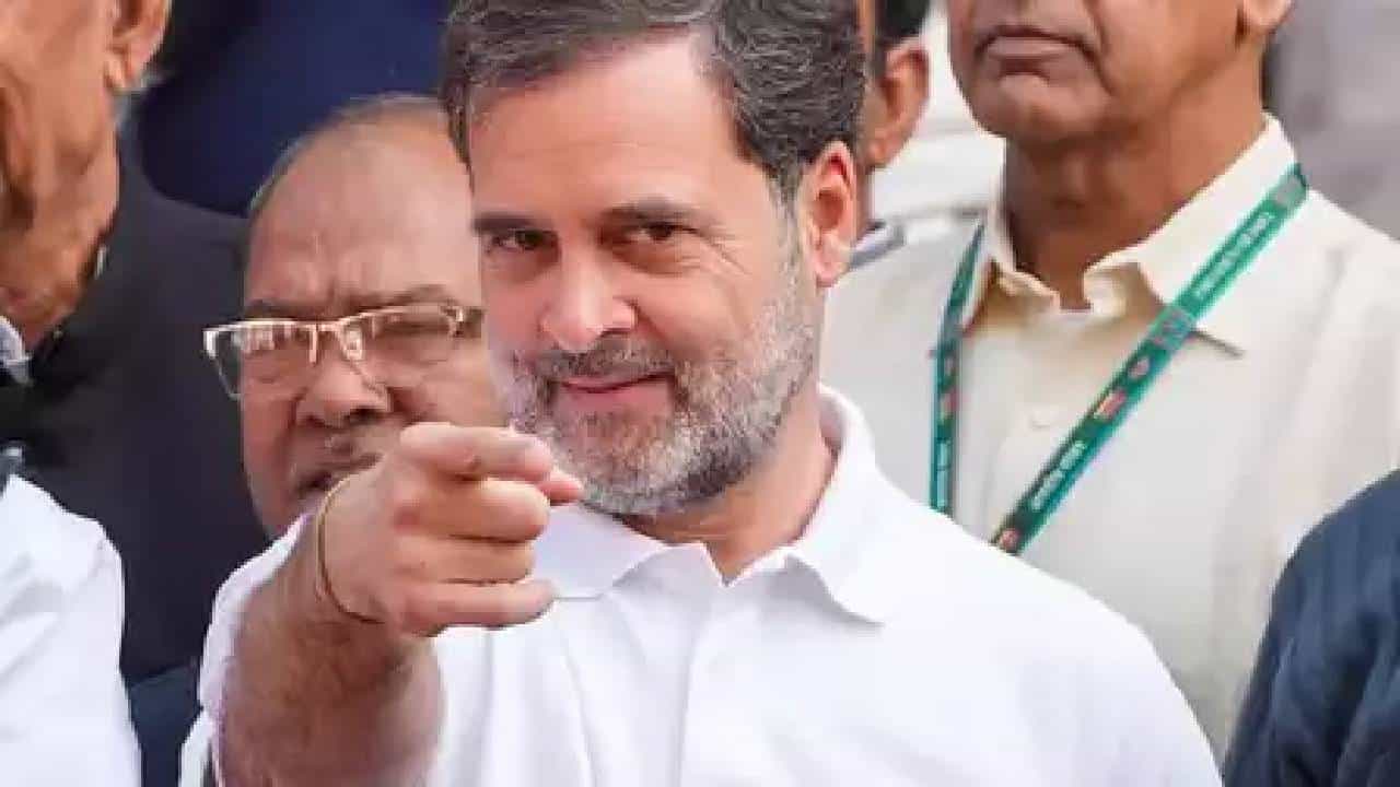 ವರ್ಷದ 365 ದಿನವೂ ಬಿಳಿ ಶರ್ಟ್ನಲ್ಲೇ ಕಾಣಿಸಿಕೊಳ್ಳುವ ರಾಹುಲ್ ಗಾಂಧಿಯಿಂದ ವೈಟ್ ಟೀ ಶರ್ಟ್ ಚಳವಳಿ, ಏನಿದು? ವರ್ಷದ 365 ದಿನವೂ ಬಿಳಿ ಶರ್ಟ್ನಲ್ಲೇ ಕಾಣಿಸಿಕೊಳ್ಳುವ ರಾಹುಲ್ ಗಾಂಧಿಯಿಂದ ವೈಟ್ ಟೀ ಶರ್ಟ್ ಚಳವಳಿ, ಏನಿದು?