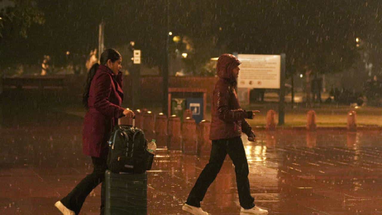 Karnataka Weather: ಚಂಡಮಾರುತ: ಬೆಂಗಳೂರಿನಲ್ಲಿ ಬೆಳಗ್ಗೆಯಿಂದಲೇ ತುಂತುರು ಮಳೆ ಶುರು, 15 ಜಿಲ್ಲೆಗಳಲ್ಲಿ ಮಳೆ ಮುನ್ಸೂಚನೆ Karnataka Weather: ಚಂಡಮಾರುತ: ಬೆಂಗಳೂರಿನಲ್ಲಿ ಬೆಳಗ್ಗೆಯಿಂದಲೇ ತುಂತುರು ಮಳೆ ಶುರು, 15 ಜಿಲ್ಲೆಗಳಲ್ಲಿ ಮಳೆ ಮುನ್ಸೂಚನೆ