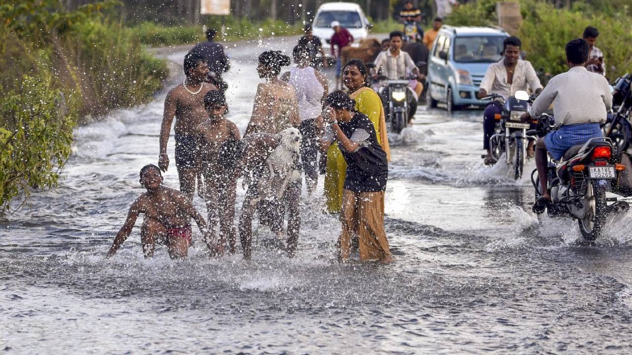 Karnataka Weather: ಬೆಂಗಳೂರಿನಲ್ಲಿ ಇಂದು ಬೆಳಗ್ಗೆಯಿಂದಲೇ ಜೋರು ಮಳೆ, ಕರ್ನಾಟಕದ 10 ಜಿಲ್ಲೆಗಳಿಗೆ ಮಳೆಯ ಮುನ್ಸೂಚನೆ Karnataka Weather: ಬೆಂಗಳೂರಿನಲ್ಲಿ ಇಂದು ಬೆಳಗ್ಗೆಯಿಂದಲೇ ಜೋರು ಮಳೆ, ಕರ್ನಾಟಕದ 10 ಜಿಲ್ಲೆಗಳಿಗೆ ಮಳೆಯ ಮುನ್ಸೂಚನೆ