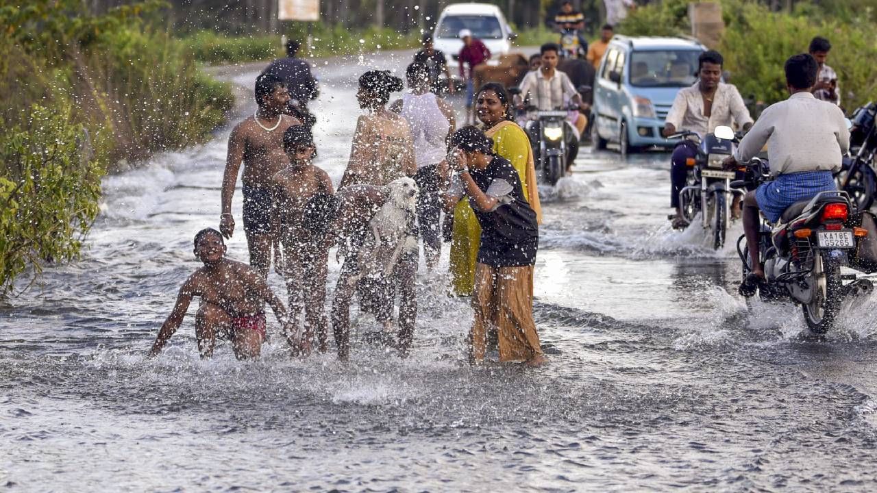 Karnataka Weather: ಬೆಂಗಳೂರಿನಲ್ಲಿ ಇಂದು ಬೆಳಗ್ಗೆಯಿಂದಲೇ ಜೋರು ಮಳೆ, ಕರ್ನಾಟಕದ 10 ಜಿಲ್ಲೆಗಳಿಗೆ ಮಳೆಯ ಮುನ್ಸೂಚನೆ