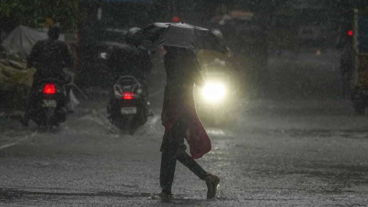 Karnataka Weather: ಕರ್ನಾಟಕದ ದಕ್ಷಿಣ ಒಳನಾಡಿನ ಬಹುತೇಕ ಕಡೆ ಇಂದು ಮಳೆ ಸಾಧ್ಯತೆ Karnataka Weather: ಕರ್ನಾಟಕದ ದಕ್ಷಿಣ ಒಳನಾಡಿನ ಬಹುತೇಕ ಕಡೆ ಇಂದು ಮಳೆ ಸಾಧ್ಯತೆ