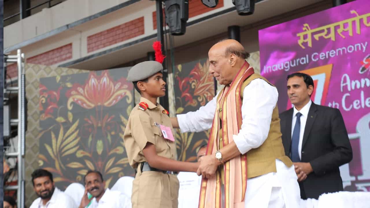 ಶಿಕ್ಷಣದ ಗುಣಮಟ್ಟ ಸುಧಾರಣೆಗೆ 100 ಹೊಸ ಸೈನಿಕ ಶಾಲೆಗಳ ಸ್ಥಾಪನೆ; ಕೇಂದ್ರ ಸಚಿವ ರಾಜನಾಥ್ ಸಿಂಗ್ ಘೋಷಣೆ ಶಿಕ್ಷಣದ ಗುಣಮಟ್ಟ ಸುಧಾರಣೆಗೆ 100 ಹೊಸ ಸೈನಿಕ ಶಾಲೆಗಳ ಸ್ಥಾಪನೆ; ಕೇಂದ್ರ ಸಚಿವ ರಾಜನಾಥ್ ಸಿಂಗ್ ಘೋಷಣೆ